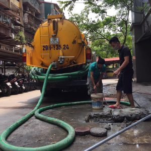 thợ đang hút bể phốt nhà anh Minh tại Nho Quan Ninh Bình